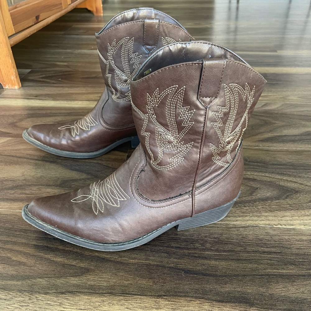 SO Solya Western Brown Leather Ankle Boots 9.5